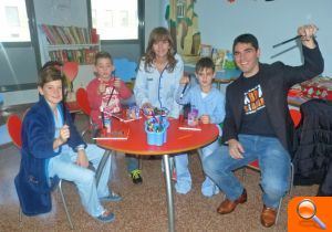 Los bomberos de San Vicente y la Fundación Abracadabra visitan el área de Pediatría del Hospital de Sant Joan - (foto 2) Los bomberos de San Vicente y la Fundación Abracadabra visitan el área de Pediatría del Hospital de Sant Joan - (foto 2)