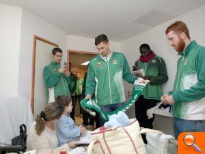 El TAU Castelló visita a los niños hospitalizados en el Hospital General Universitari de Castelló - (foto 2)