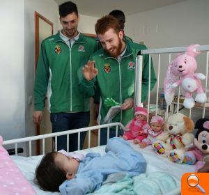 El TAU Castelló visita a los niños hospitalizados en el Hospital General Universitari de Castelló - (foto 4)