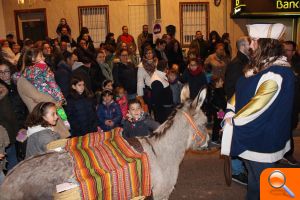 Els xiquets d’Alaquàs entreguen les cartes als Patges Reials