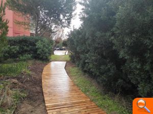 El Ayuntamiento inicia la instalación de nuevas pasarelas de madera en la zona residencial de la Devesa