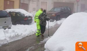 Una quitanieves de la Diputación limpia el acceso a un albergue en el que han quedado aislados 40 niños y profesores - (foto 2)