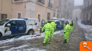 Una quitanieves de la Diputación limpia el acceso a un albergue en el que han quedado aislados 40 niños y profesores - (foto 3)