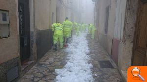 Una quitanieves de la Diputación limpia el acceso a un albergue en el que han quedado aislados 40 niños y profesores - (foto 4)