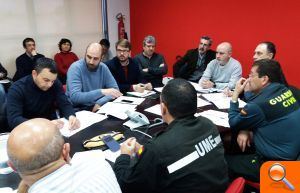 Una quitanieves de la Diputación limpia el acceso a un albergue en el que han quedado aislados 40 niños y profesores - (foto 5)