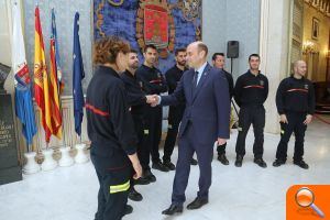 Gabriel Echávarri ha recibido hoy a los ocho nuevos bomberos de SPEIS