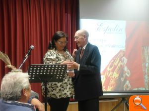 La Falla Borrull Socors lliura els Premis Latorre a Paco Llago i Reyes Martí - (foto 2) La Falla Borrull Socors lliura els Premis Latorre a Paco Llago i Reyes Martí - (foto 2)