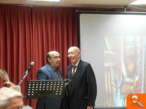 La Falla Borrull Socors lliura els Premis Latorre a Paco Llago i Reyes Martí - (foto 3) La Falla Borrull Socors lliura els Premis Latorre a Paco Llago i Reyes Martí - (foto 3)