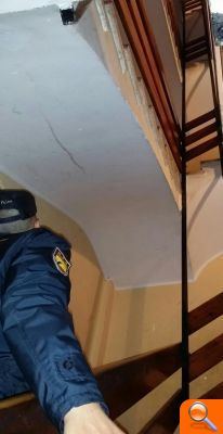 La Policía Nacional detiene a un hombre por golpear a su pareja e impide que se lance al vacío - (foto 2) La Policía Nacional detiene a un hombre por golpear a su pareja e impide que se lance al vacío - (foto 2)