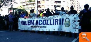 Una manifestació a favor d'acollir refugiats recorre el centre de València - (foto 2)