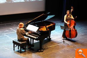 Polly Ferman enlluerna el teatre amb el seu piano - (foto 2) Polly Ferman enlluerna el teatre amb el seu piano - (foto 2)