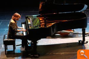 Polly Ferman enlluerna el teatre amb el seu piano - (foto 3) Polly Ferman enlluerna el teatre amb el seu piano - (foto 3)