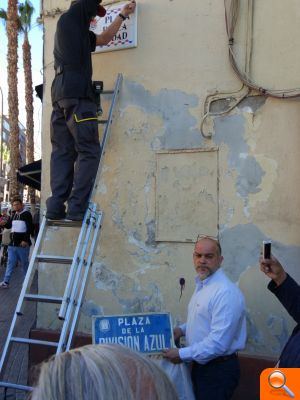 La placa de la Divisió Blava torna a alçar-se enfront de la Igualtat - (foto 3) La placa de la Divisió Blava torna a alçar-se enfront de la Igualtat - (foto 3)