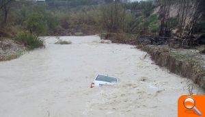 El temporal obliga a rescatar a un home del seu cotxe arrossegat per l'aigua - (foto 2) El temporal obliga a rescatar a un home del seu cotxe arrossegat per l'aigua - (foto 2)