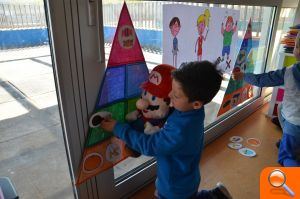 Estudiantado de Medicina de la UJI visita las aulas de infantil para que los menores pierdan el «miedo» a la consulta - (foto 2) Estudiantado de Medicina de la UJI visita las aulas de infantil para que los menores pierdan el «miedo» a la consulta - (foto 2)
