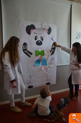 Estudiantado de Medicina de la UJI visita las aulas de infantil para que los menores pierdan el «miedo» a la consulta - (foto 3) Estudiantado de Medicina de la UJI visita las aulas de infantil para que los menores pierdan el «miedo» a la consulta - (foto 3)