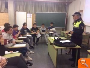 El Ayuntamiento y la Policía Local ofrecen charlas sobre educación cívica y orientación profesional