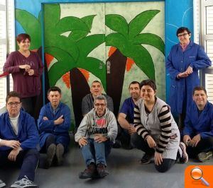 Personas con diversidad funcional intelectual del centro La Tramoia pintan un mural en la residencia de mayores La Cañada