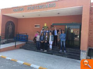 Un grupo de estudiantes de "Periodismo y Criminalidad" de la UMH visitan el Centro Penitenciario Fontcalent