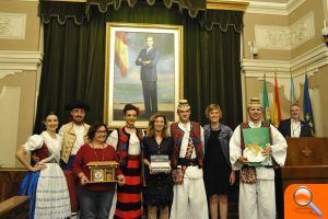 El Ayuntamiento recibe a los grupos invitados al Festival de Danses de l'Antiga Corona d'Aragó - (foto 4)