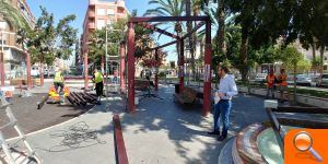 El edil de Vía Pública visita las obras de instalación de una nueva pérgola en la Plaza de Barcelona