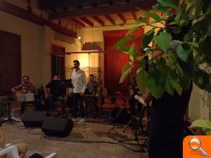 Jonathan Penalba ompli el pati del Museu Comarcal en l'arrencada de la XIV Cicle de Música - (foto 2)