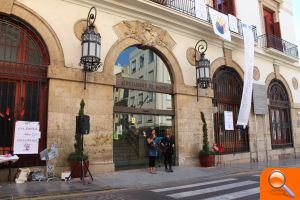La delegada de Igualdad lee la moción que se llevará al Pleno para que el Gobierno Central aumente la partida contra la violencia de género - (foto 2)