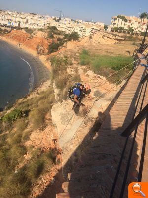 Medio Ambiente inicia los trabajos de limpieza de acantilados en diferentes puntos de la costa oriolana - (foto 2) Medio Ambiente inicia los trabajos de limpieza de acantilados en diferentes puntos de la costa oriolana - (foto 2)