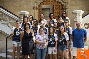 La Diputación recibe la copa del equipo de sóftbol femenino Fénix que le abre las puertas al Europeo