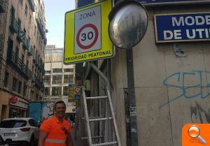 Alicante refuerza las señales de zonas 30 en el centro para dar prioridad al peatonal