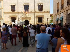 Tres minuts de silenci pel atemptat a Barcelona - (foto 3) Tres minuts de silenci pel atemptat a Barcelona - (foto 3)