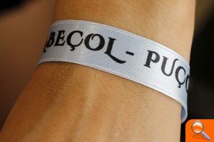 Una polsera beneïda per a identificar els pelegrins que realitzen la romeria al Cabeçol segons la tradició - (foto 2)