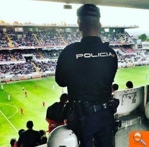 La Policía Nacional detiene a un joven tras golpear a otro en el transcurso de un partido de fútbol