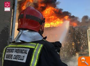 Un incendi de gran virulència sorprèn a una planta de reciclatge a Onda - (foto 2)