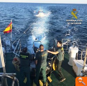 La Guardia Civil rescata a una embarcación que se encontraba a la deriva