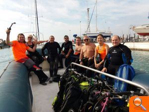 El Club de Busseig Trotafons se submergeix en la neteja de fons de la platja de Canet - (foto 2)