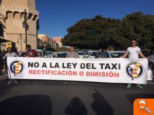 Milers de taxistes protesten contra la llei del Taxi: 'Estem totalment venuts' - (foto 2)