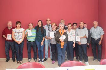 Mayores de 50 años aprenden en Alaquàs como usar internet en el móvil