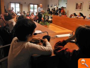 Alumnos del CEIP El Salvador de Mutxamel visitan su Ayuntamiento