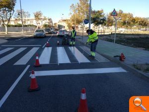 La Concejalía de Infraestructuras renueva los pasos de peatones más deteriorados en el municipio