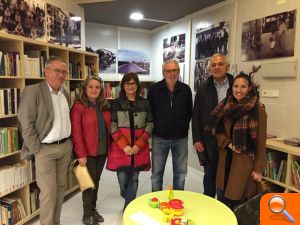 Celebramos la iniciativa 'Llibres Lliures', que acerca los libros a la población en el mercado de Picanya