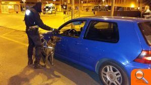 La Brigada Canina levanta cinco actas por tenencia de droga en un control de vehículos