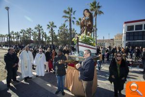 Pescadores llevan en procesión por el Paseo Marítimo de Valencia a su  patrona, la Virgen de la Buena Guía