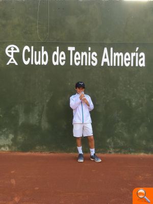 Carlos Ortega Marín de la Escuela Municipal de Tenis campeón del XV Torneo Nacional de Almería - (foto 2) Carlos Ortega Marín de la Escuela Municipal de Tenis campeón del XV Torneo Nacional de Almería - (foto 2)