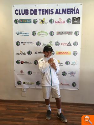 Carlos Ortega Marín de la Escuela Municipal de Tenis campeón del XV Torneo Nacional de Almería - (foto 3) Carlos Ortega Marín de la Escuela Municipal de Tenis campeón del XV Torneo Nacional de Almería - (foto 3)
