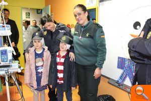 La Policía Nacional y la Guardia Civil visitan las plantas de oncología infantil de dos hospitales