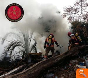 Los Bomberos Municipales y la Policía Local intervienen en la extinción de un aparatoso incendio en la Avenida Enrique Gimeno