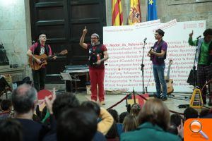 El concierto de Dani Miquel llena de niños y música en valenciano el Palau de la Generalitat