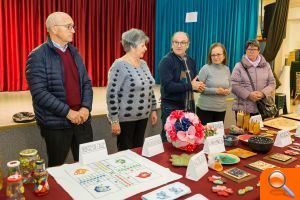 Los mayores donan artículos elaborados en sus talleres de artesanía a la asociación ASOL