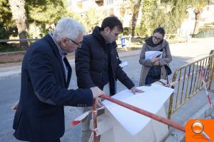 El alcalde visita las obras de alumbrado de las urbanizaciones Cala Dorada y Rocío del Mar